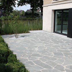 bedrijfstuin-Wilrijk-terras-breuksteen